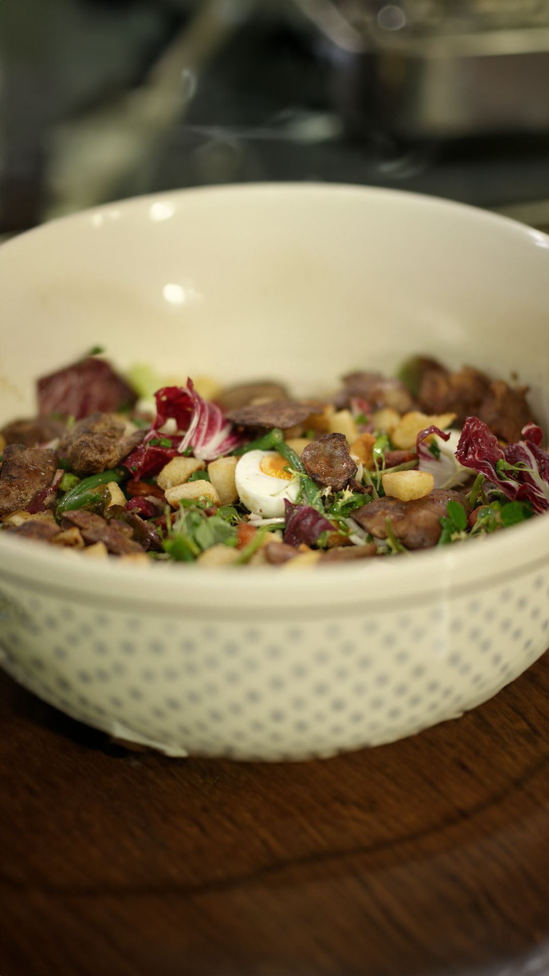 Salade met kippenlevers, spekjes en croutons