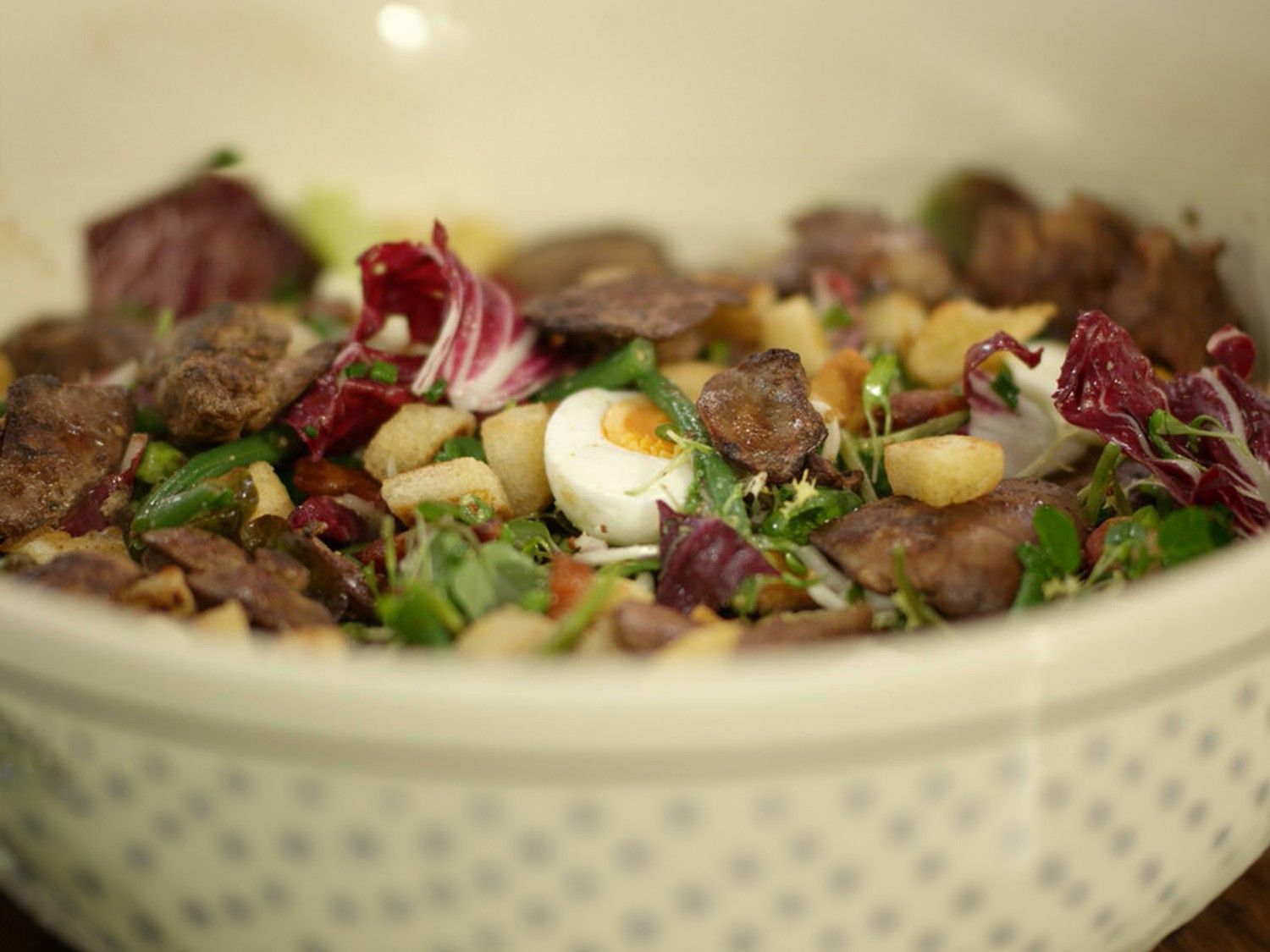 Salade met kippenlevers, spekjes en croutons