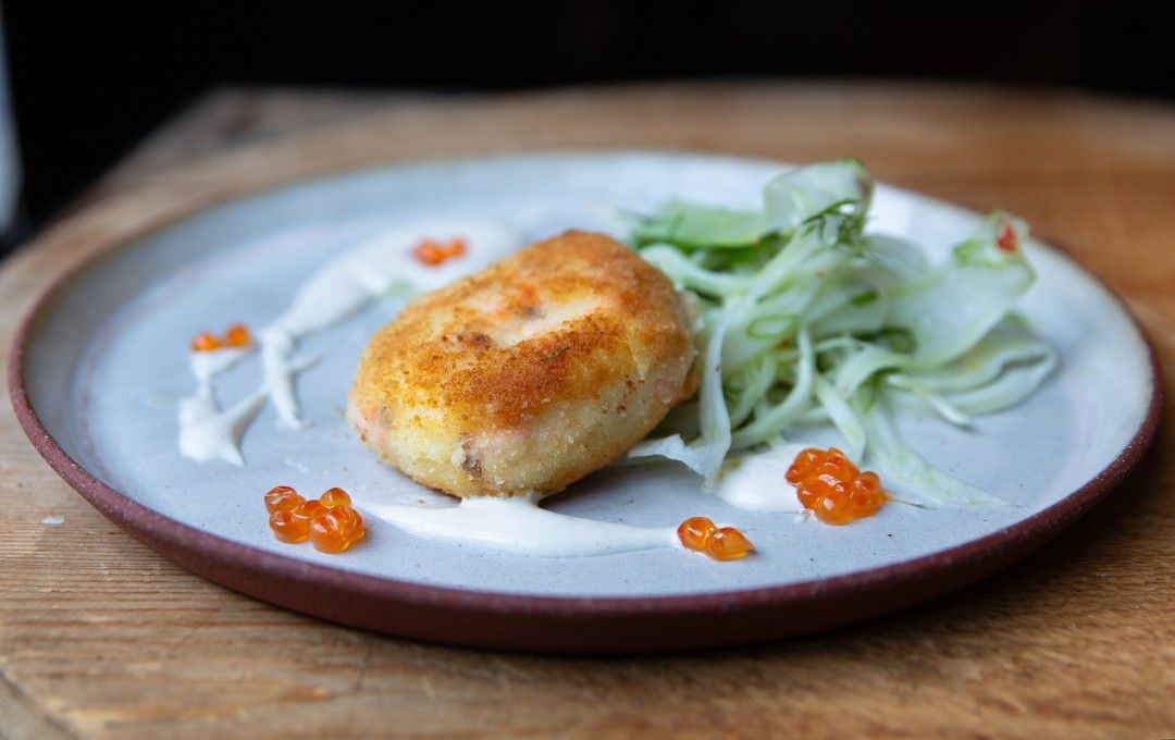 Zalmcakes met venkelsalade en aïoli