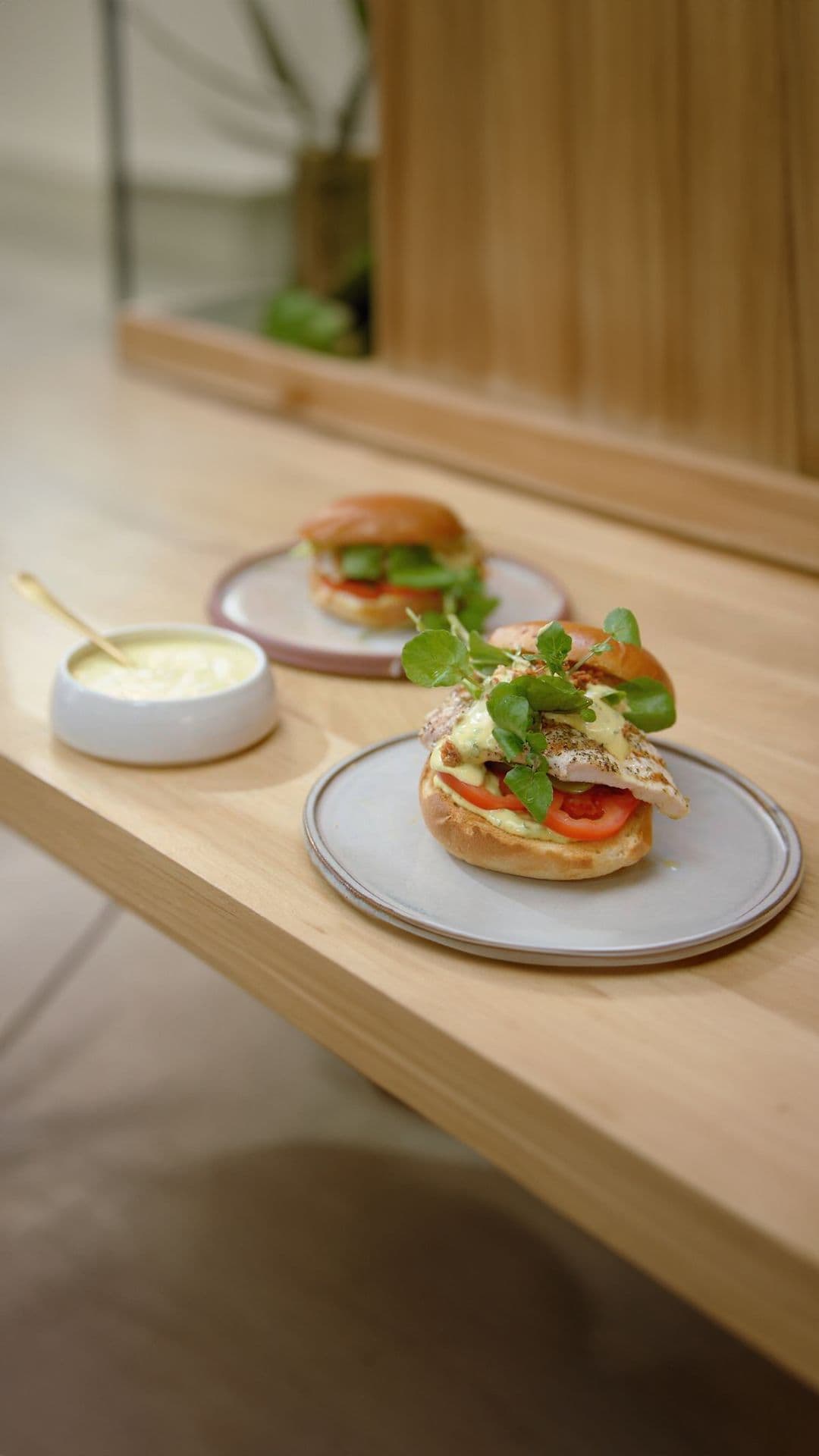 Broodje met gegrilde kip en bearnaise