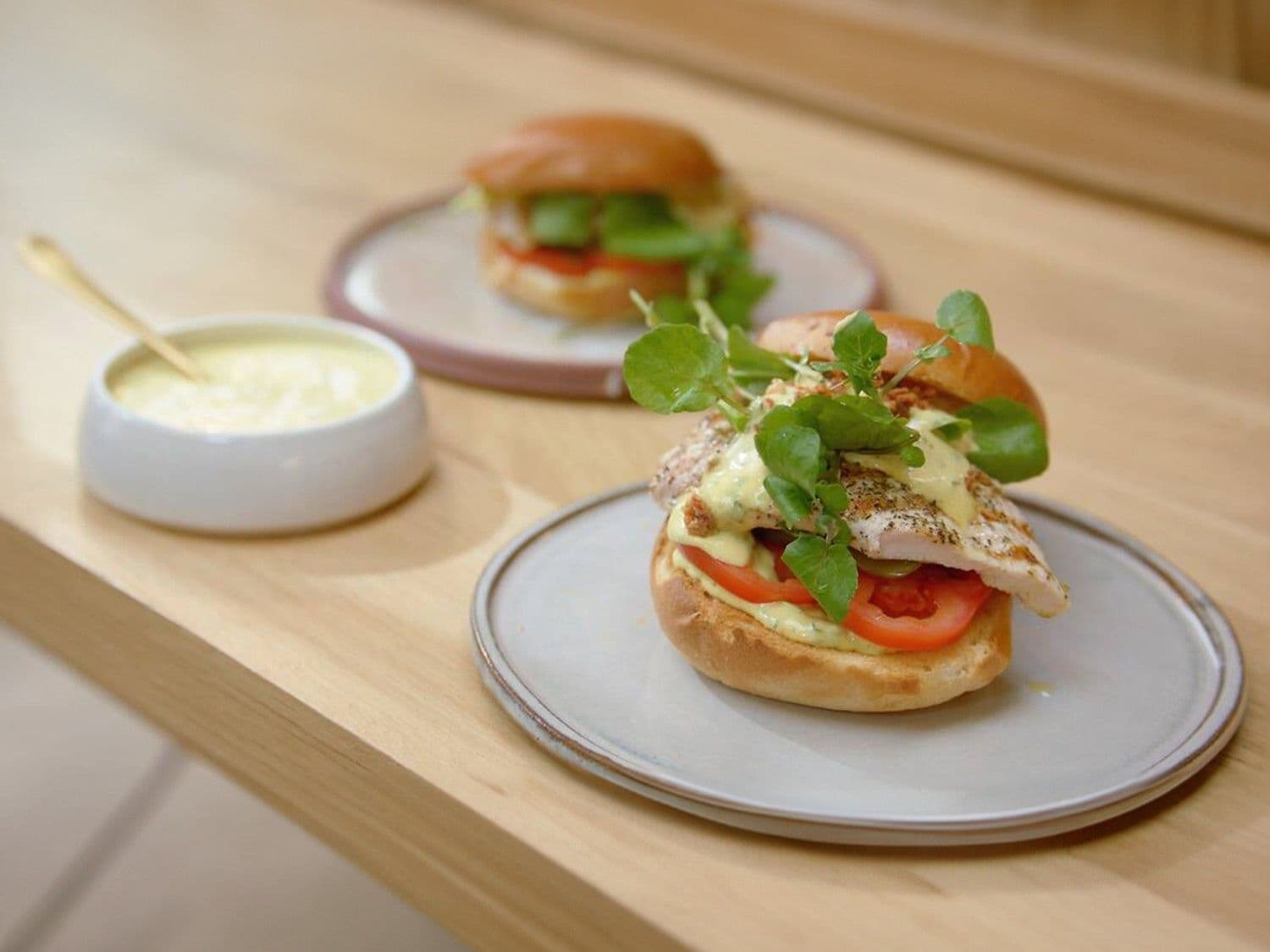 Broodje met gegrilde kip en bearnaise