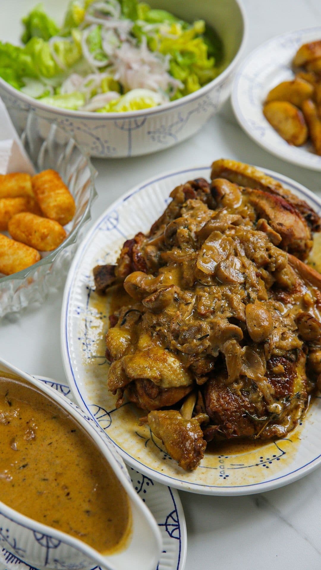 Kip 'Vallée d'Auge' met kroketten, gebakken appeltjes en kropsla