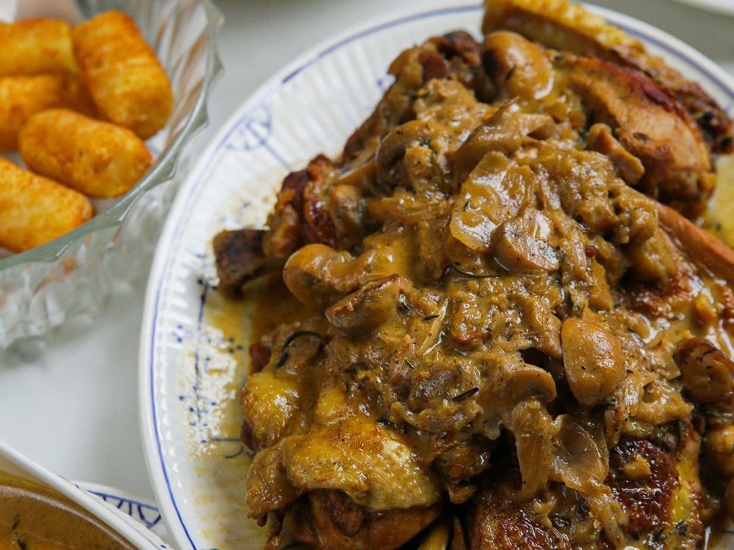 Kip 'Vallée d'Auge' met kroketten, gebakken appeltjes en kropsla
