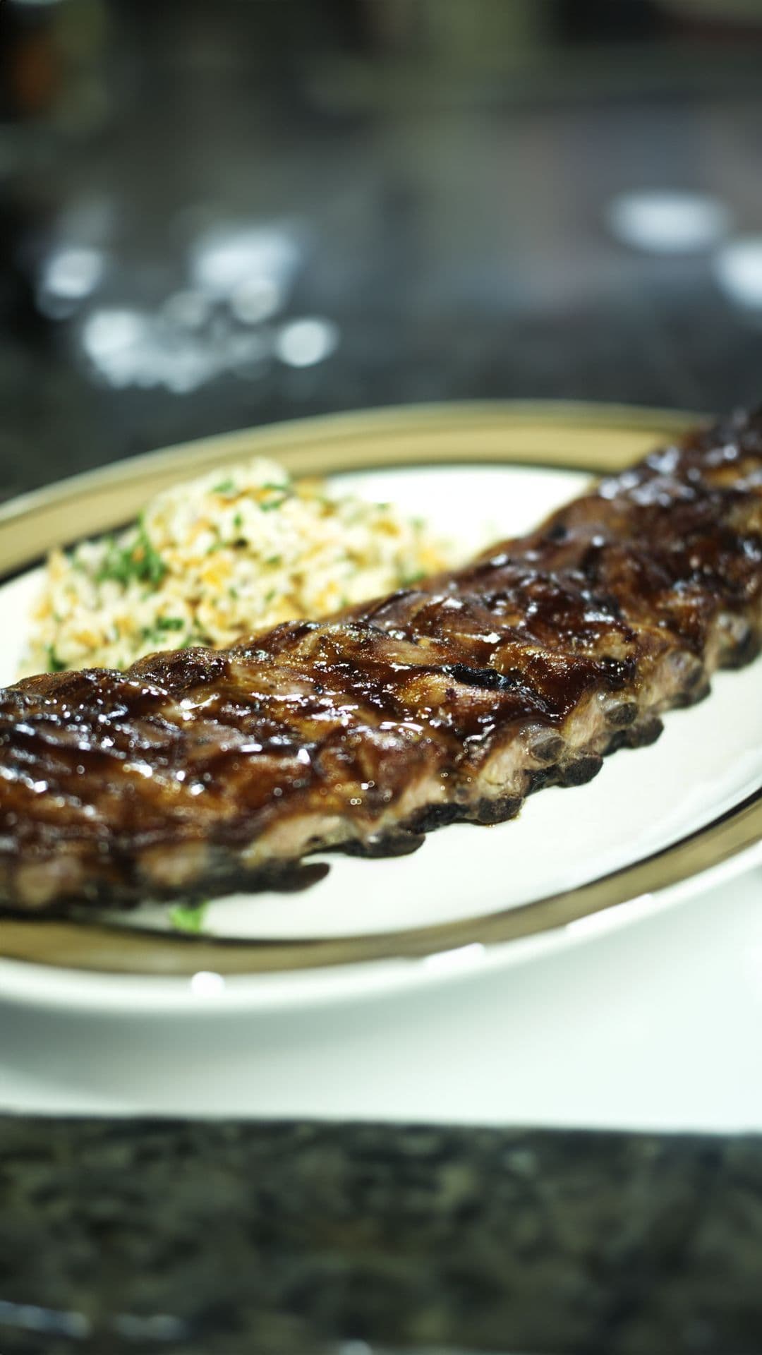 Ribbetjes met coleslaw