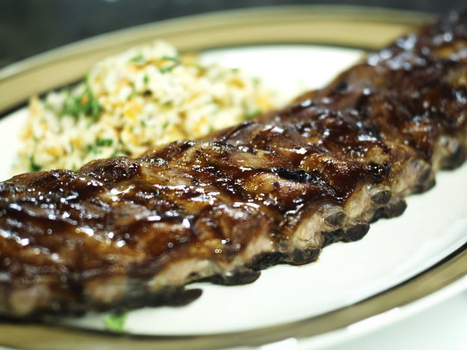 Ribbetjes met coleslaw