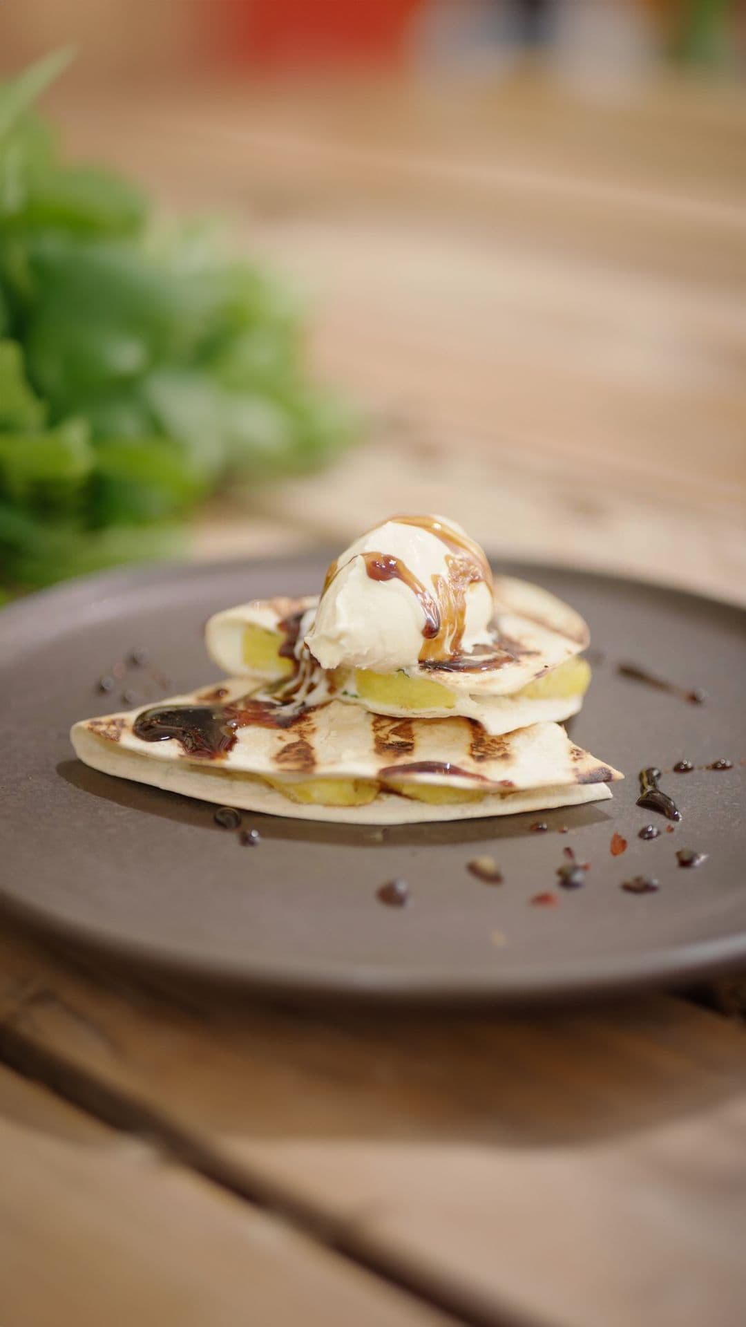 Ananasquesadilla met mascarpone, munt en siroop van bruine rum