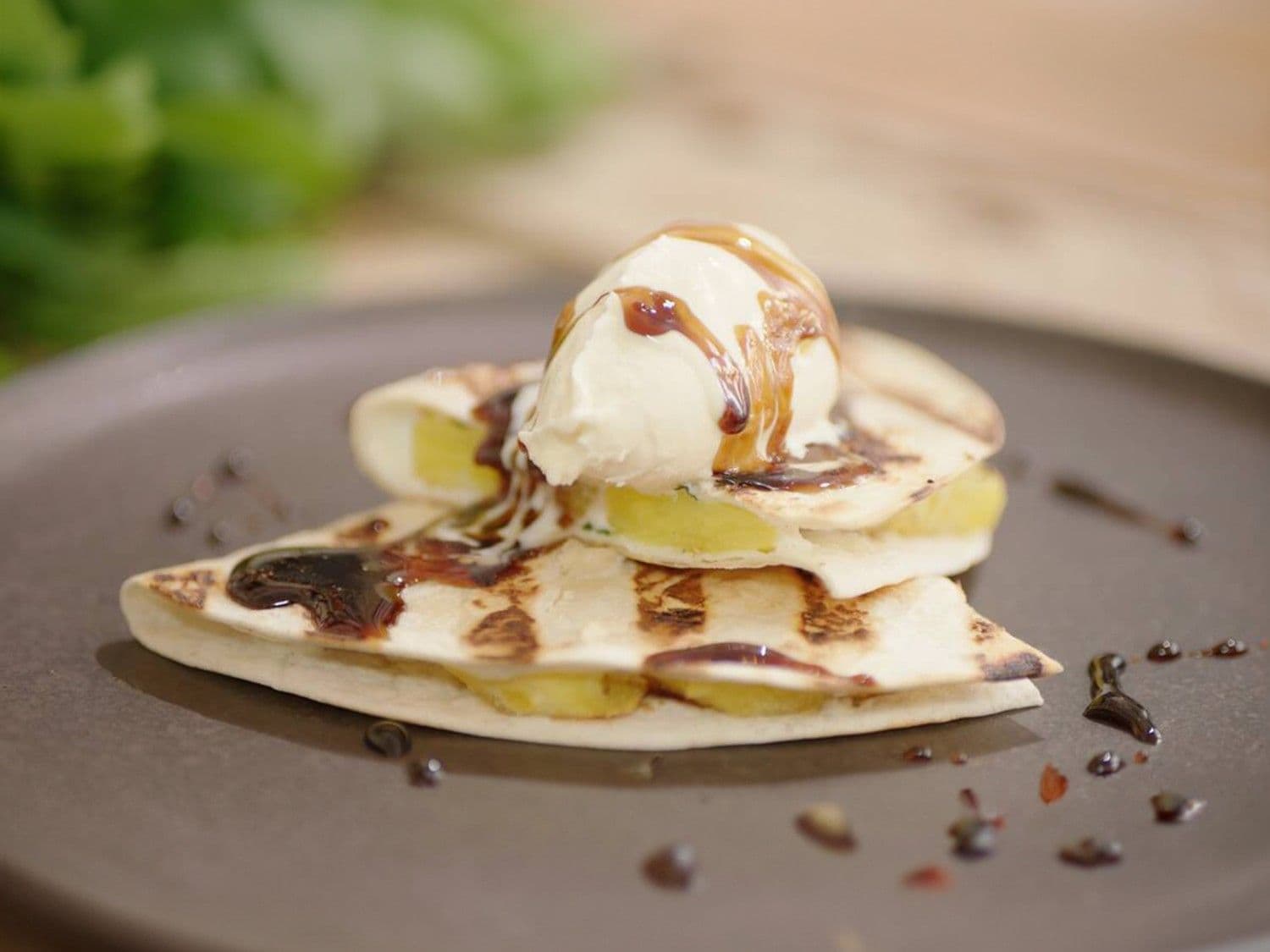 Ananasquesadilla met mascarpone, munt en siroop van bruine rum