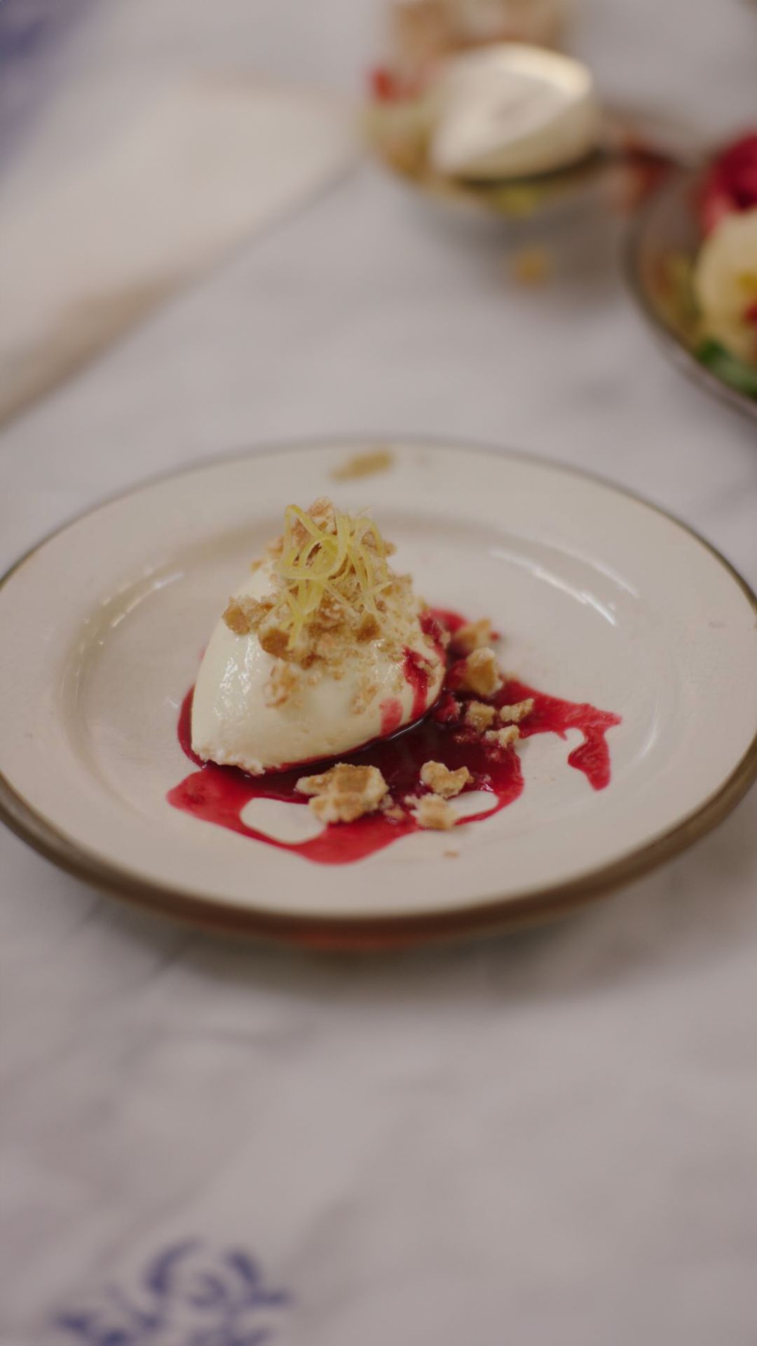 Citroenmousse met frambozen en botergaletten