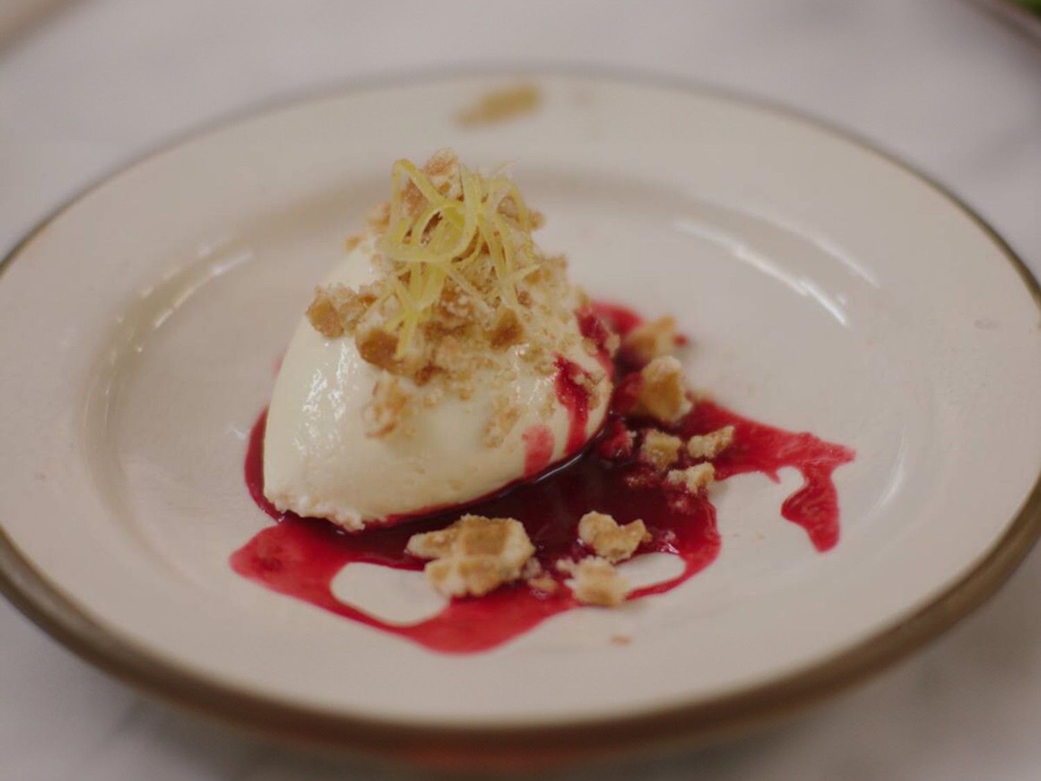 Citroenmousse met frambozen en botergaletten