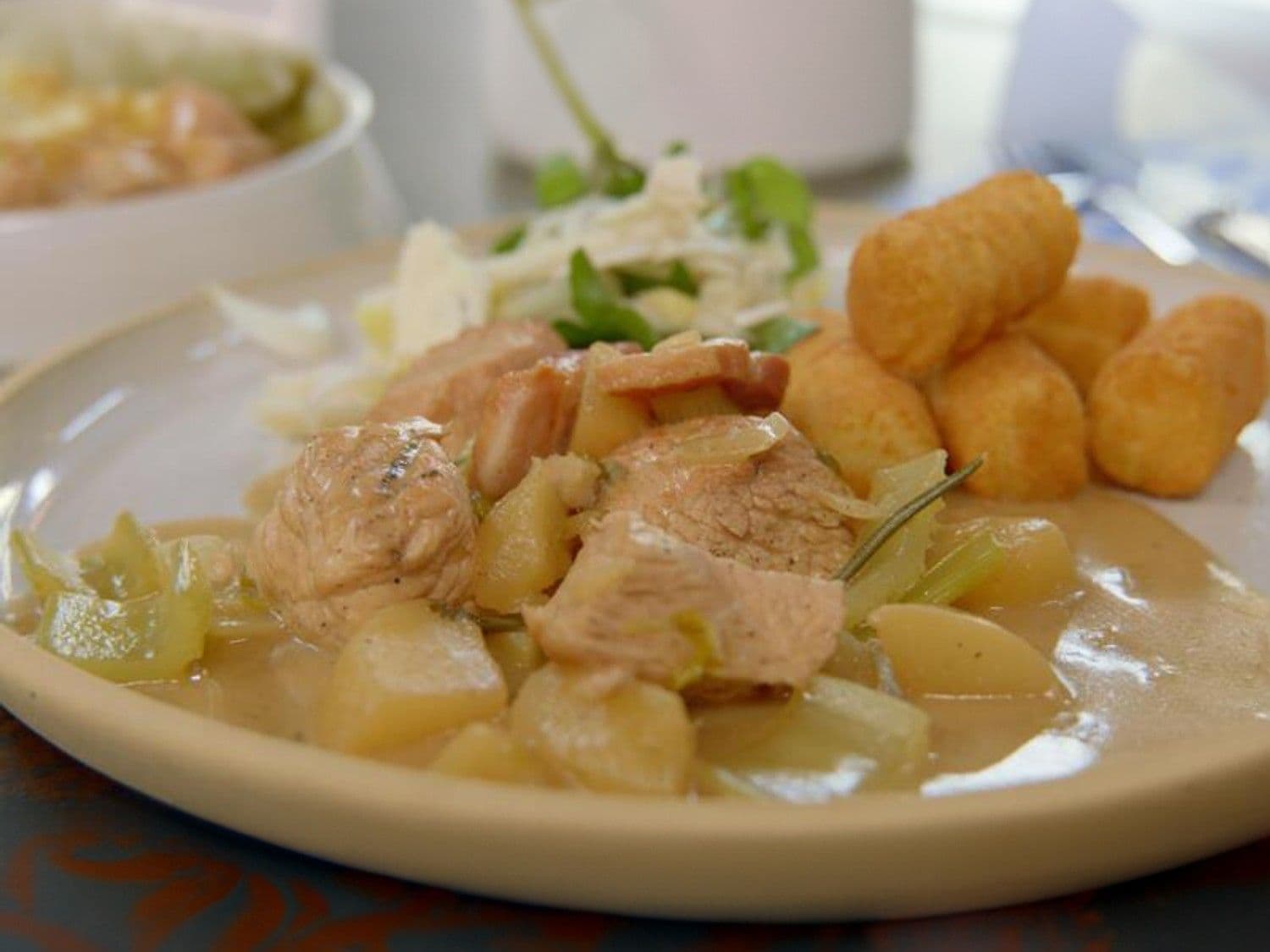 Stoofpot van kalkoen met peer en roquefort, kroketten en witloofsla