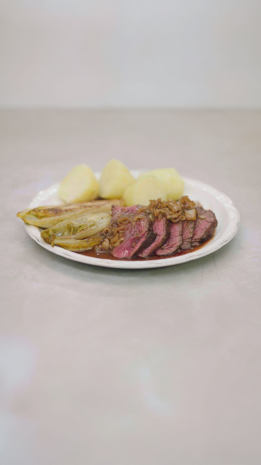 Onglet met gebakken witloof en aardappelen