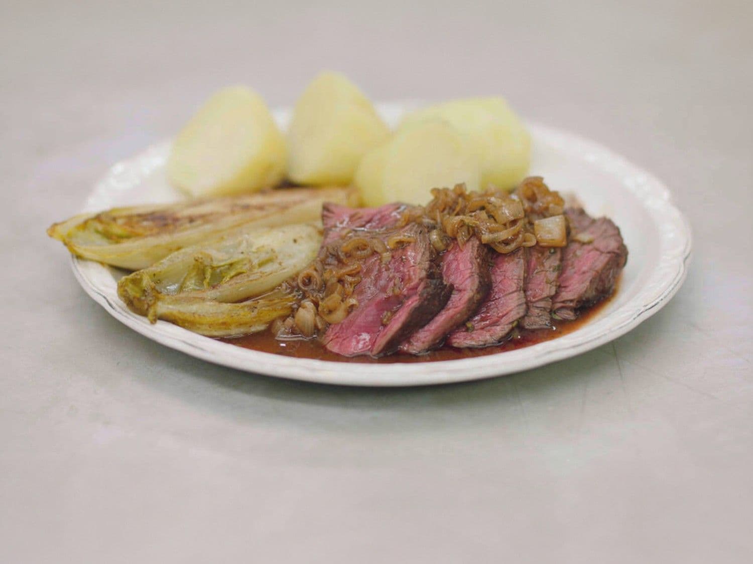 Onglet met gebakken witloof en aardappelen
