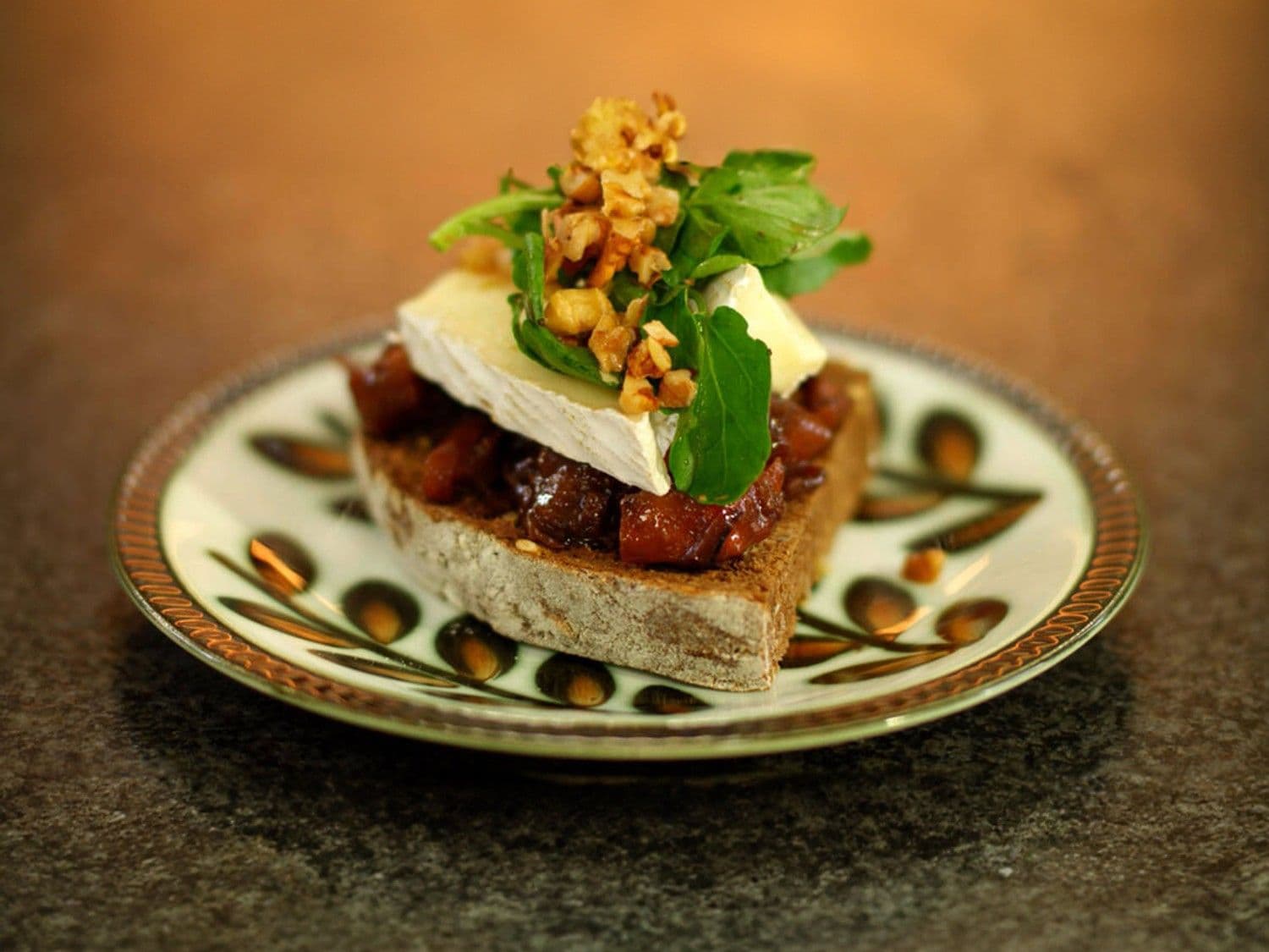 Toast met pickle, brie en waterkers