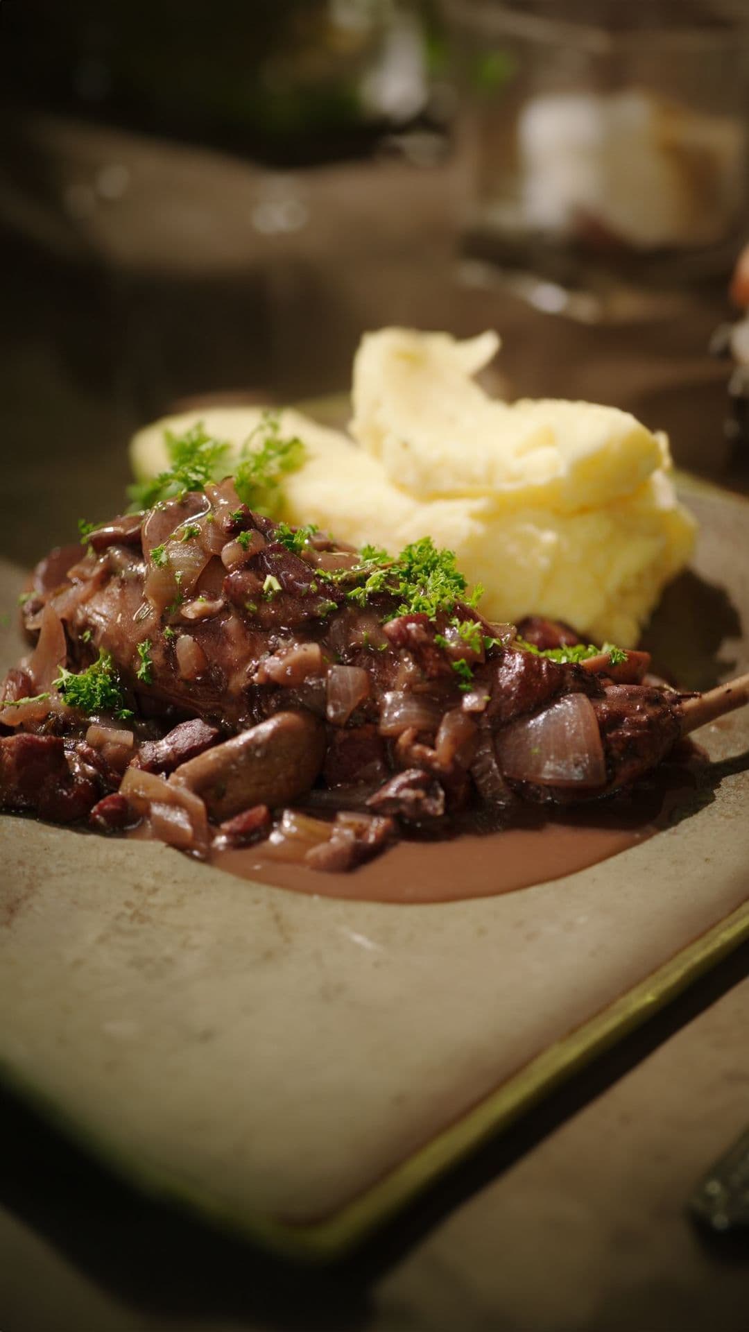 Konijn met rode wijn, spek, champignons en aardappelpuree