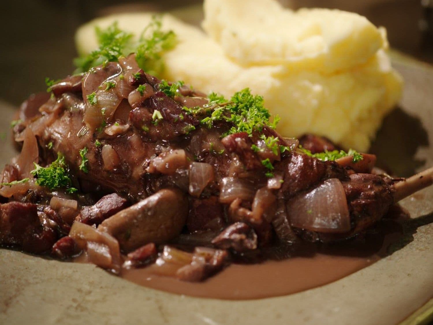 Konijn met rode wijn, spek, champignons en aardappelpuree