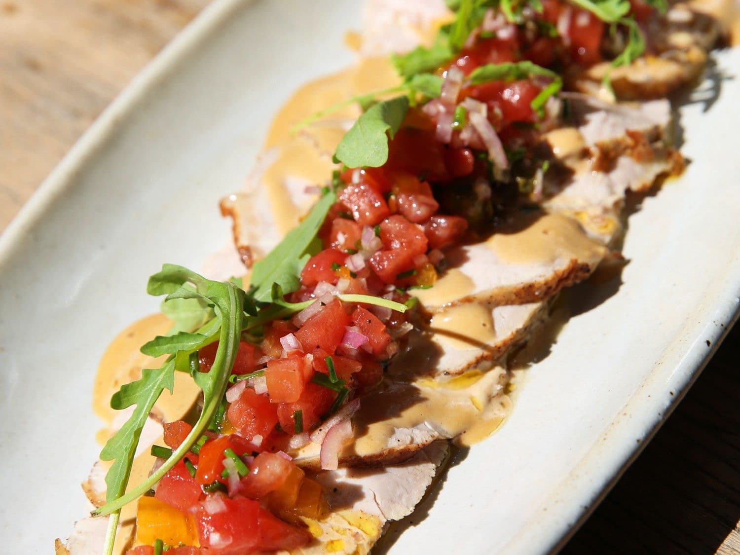 Carpaccio van varkensgebraad met ansjoviscrème en tomatensalsa