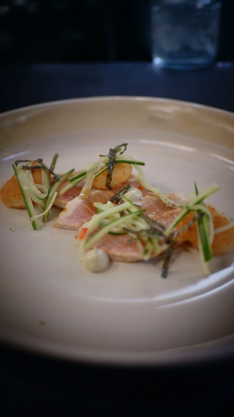 Tataki van zwaardvis, kroketje van sushirijst, nori-mayo en komkommersla