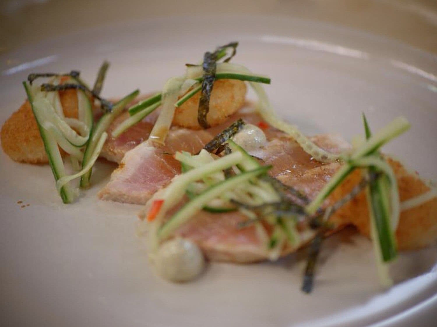 Tataki van zwaardvis, kroketje van sushirijst, nori-mayo en komkommersla