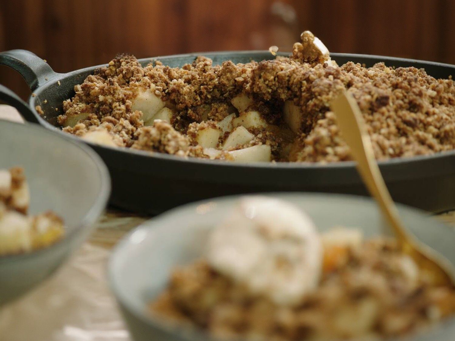 Crumble met peer, speculaas en havermout