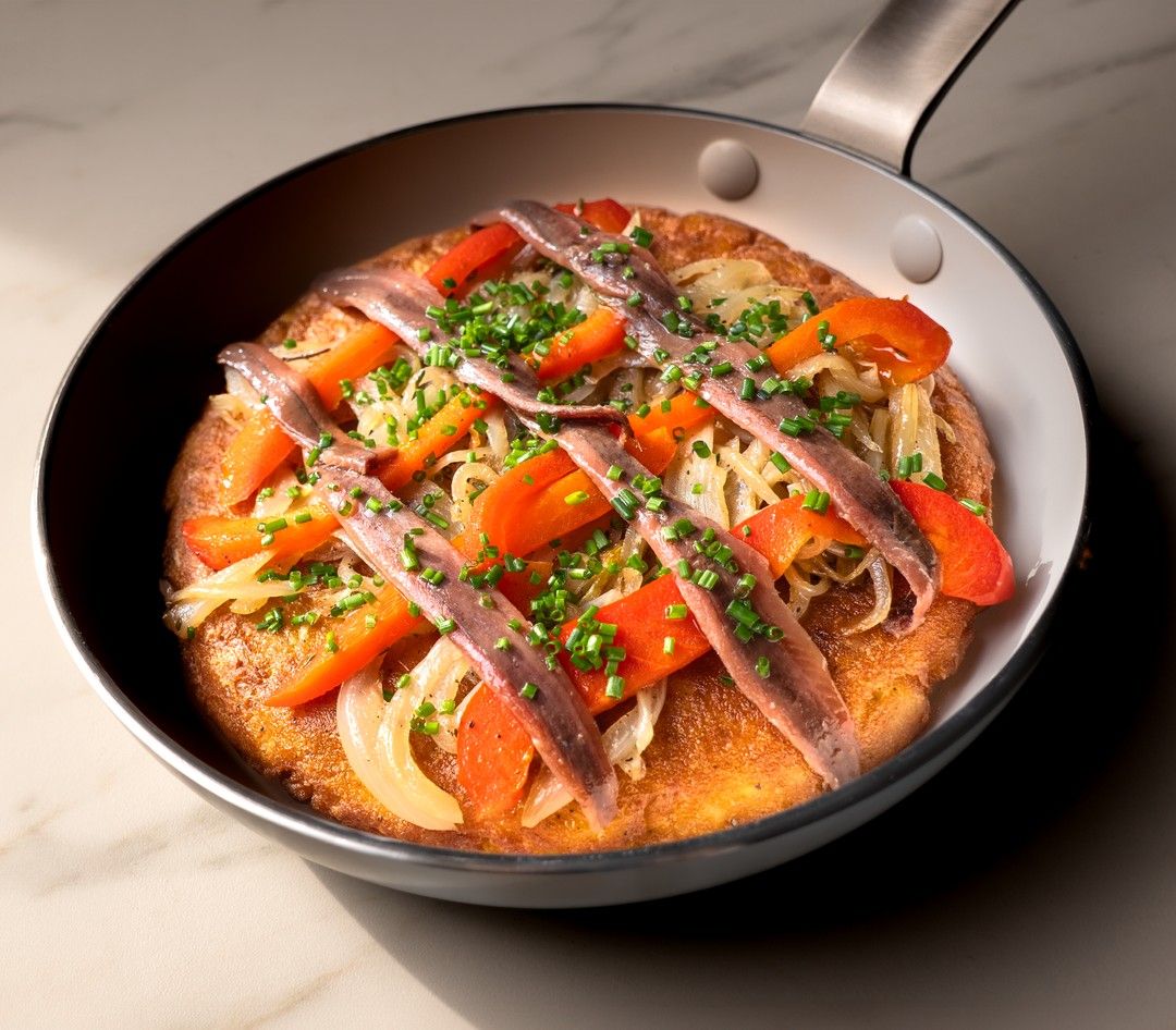 Tortilla met gestoofde ui, gekonfijte paprika en ansjovis