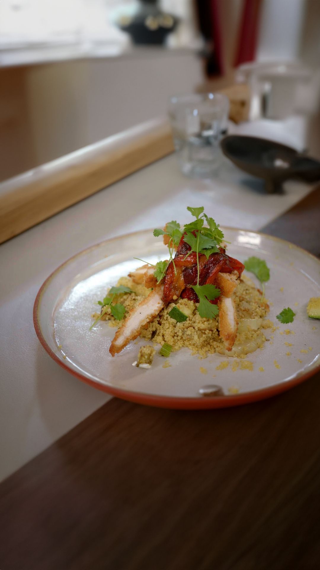 Escalope van kip met couscous, gebakken groenten en gekonfijte paprika met balsamico