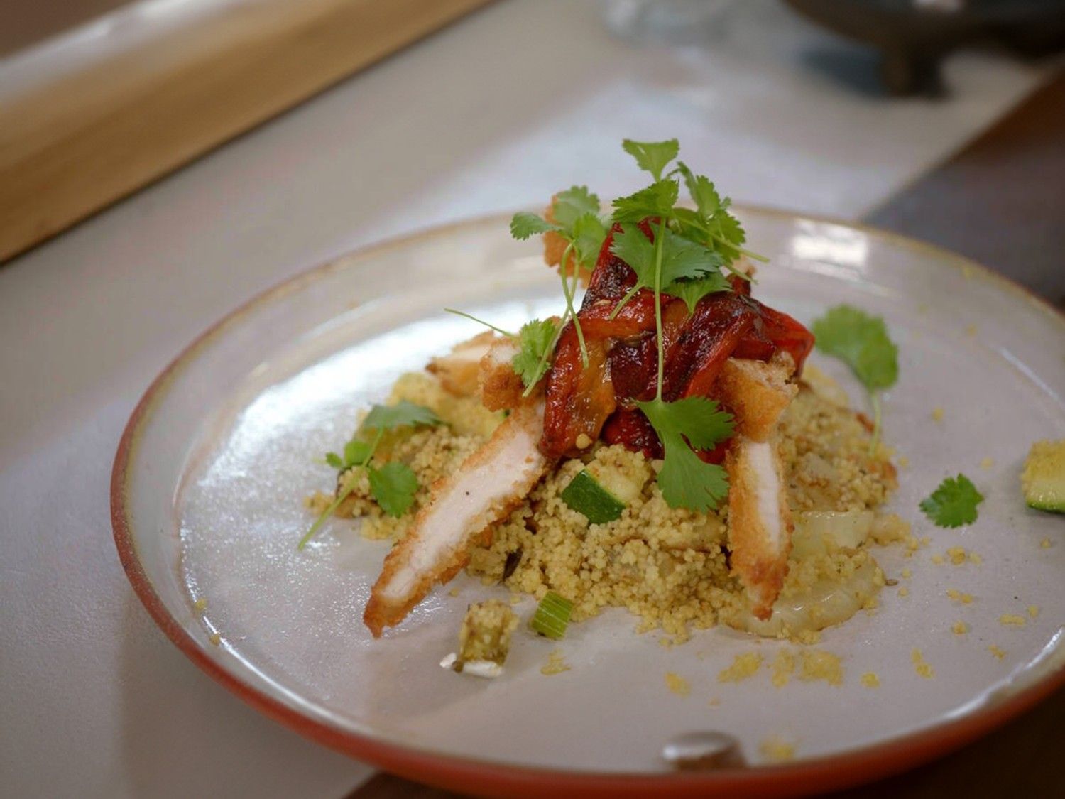 Escalope van kip met couscous, gebakken groenten en gekonfijte paprika met balsamico