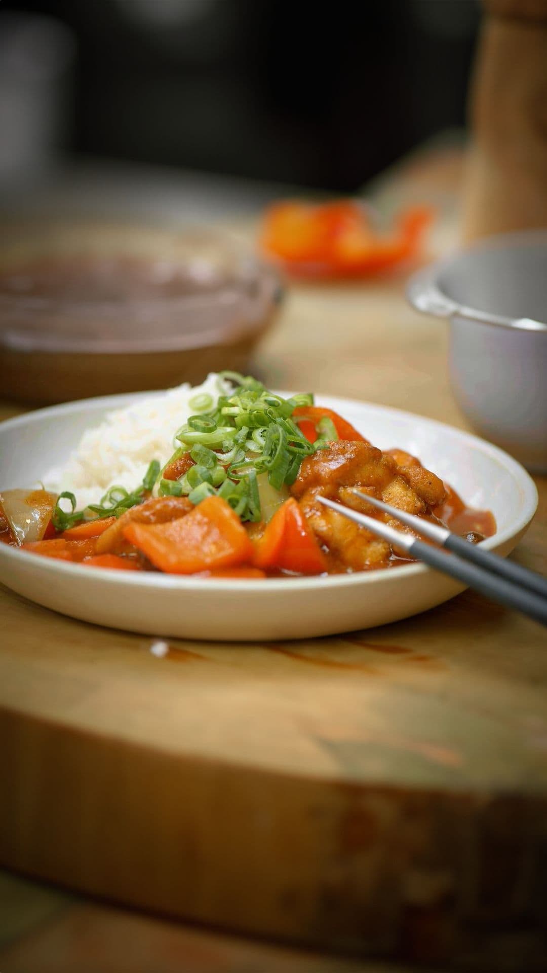 Kippenblokjes in zoetzure saus en rijst