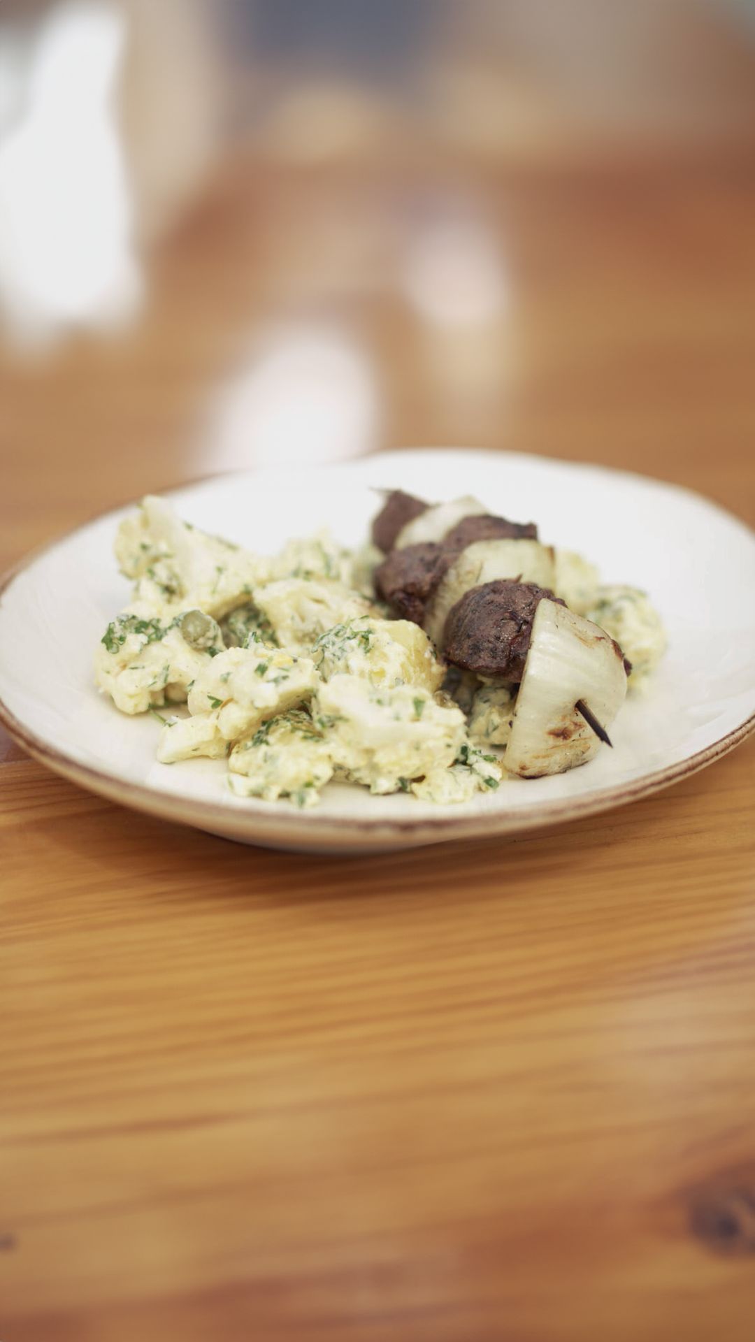 Rundbrochetten met aardappel-bloemkoolsalade