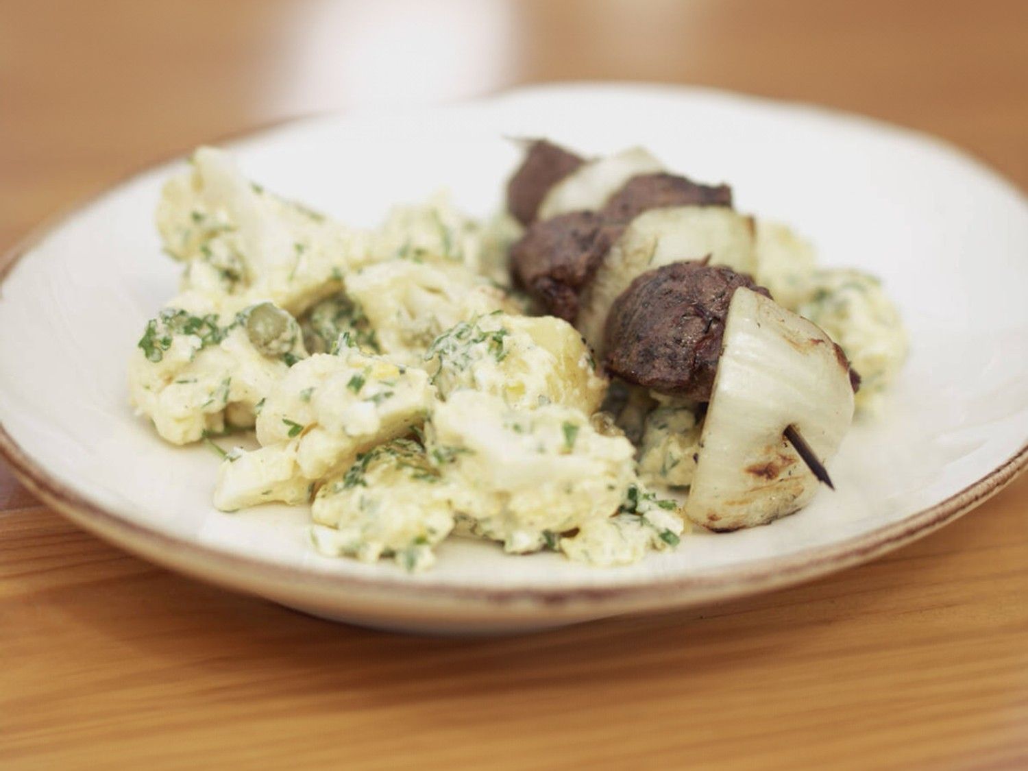 Rundbrochetten met aardappel-bloemkoolsalade