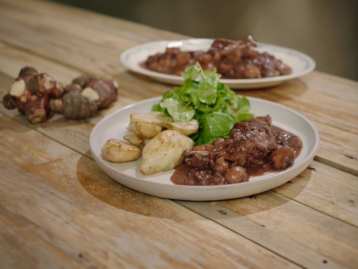 Kippenbouten in rode wijn met aardpeer en waterkers