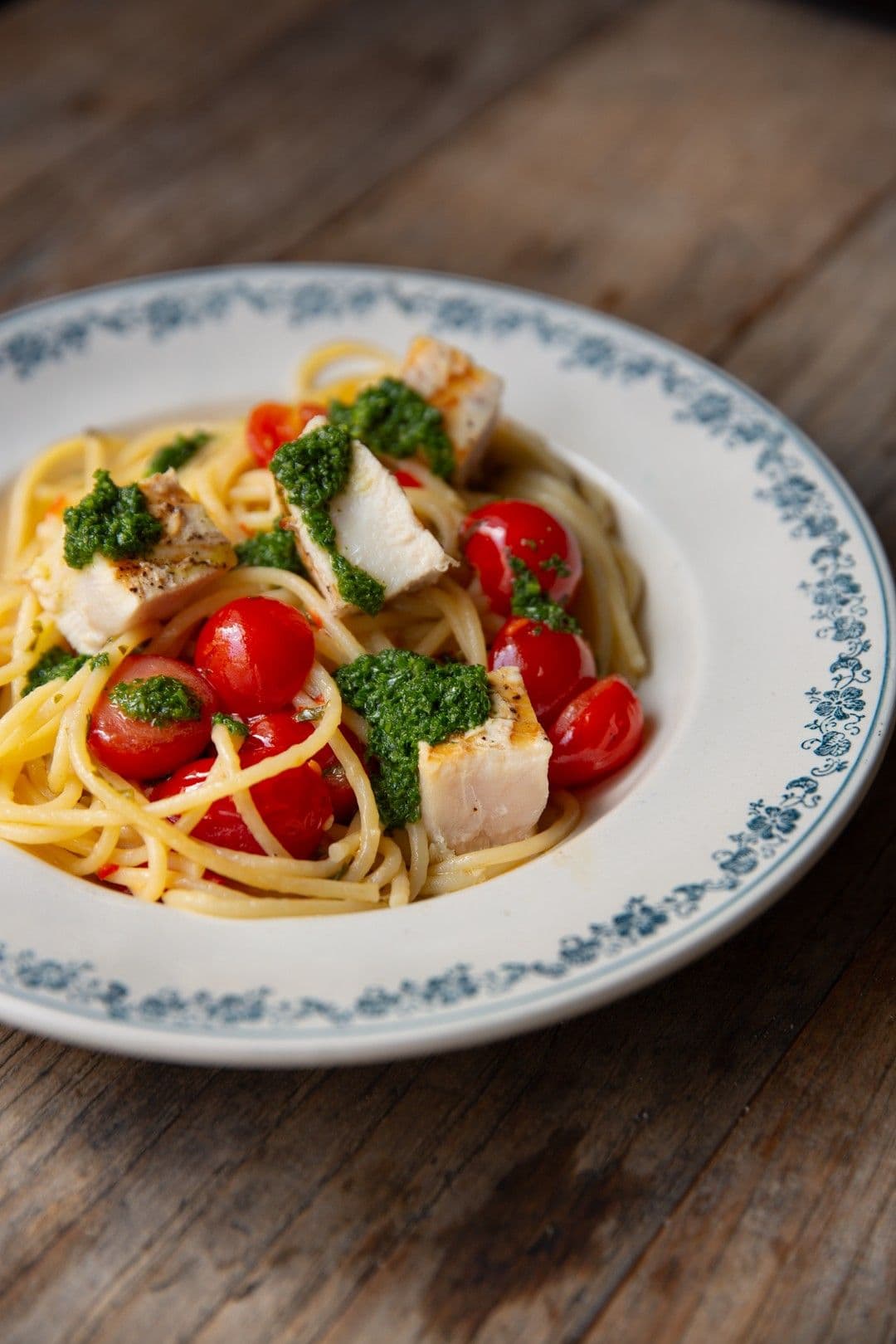 Pittige spaghetti met gegrilde zwaardvis en peterselie-olie