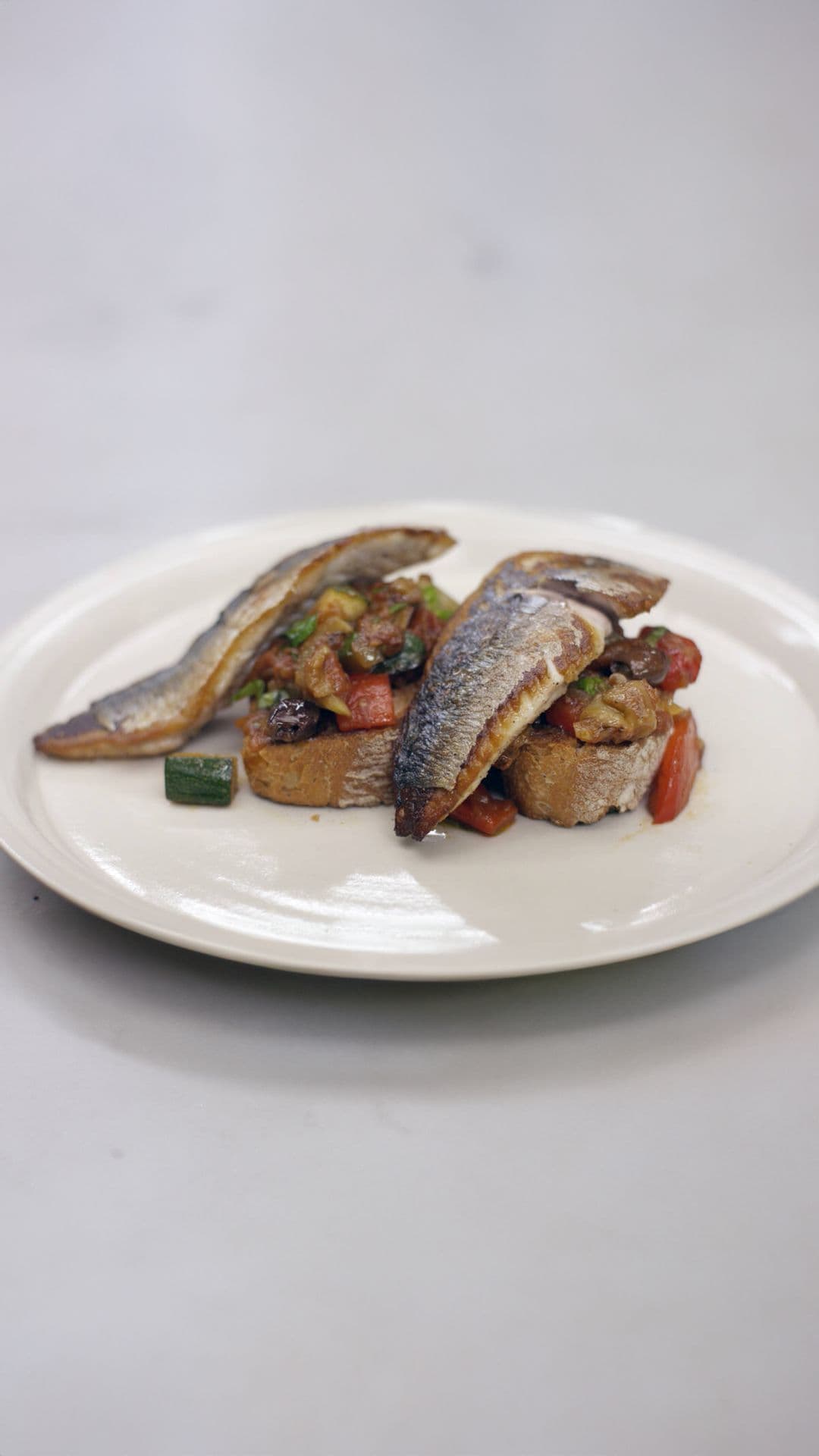 Bruschetta met caponata en gebakken makreel