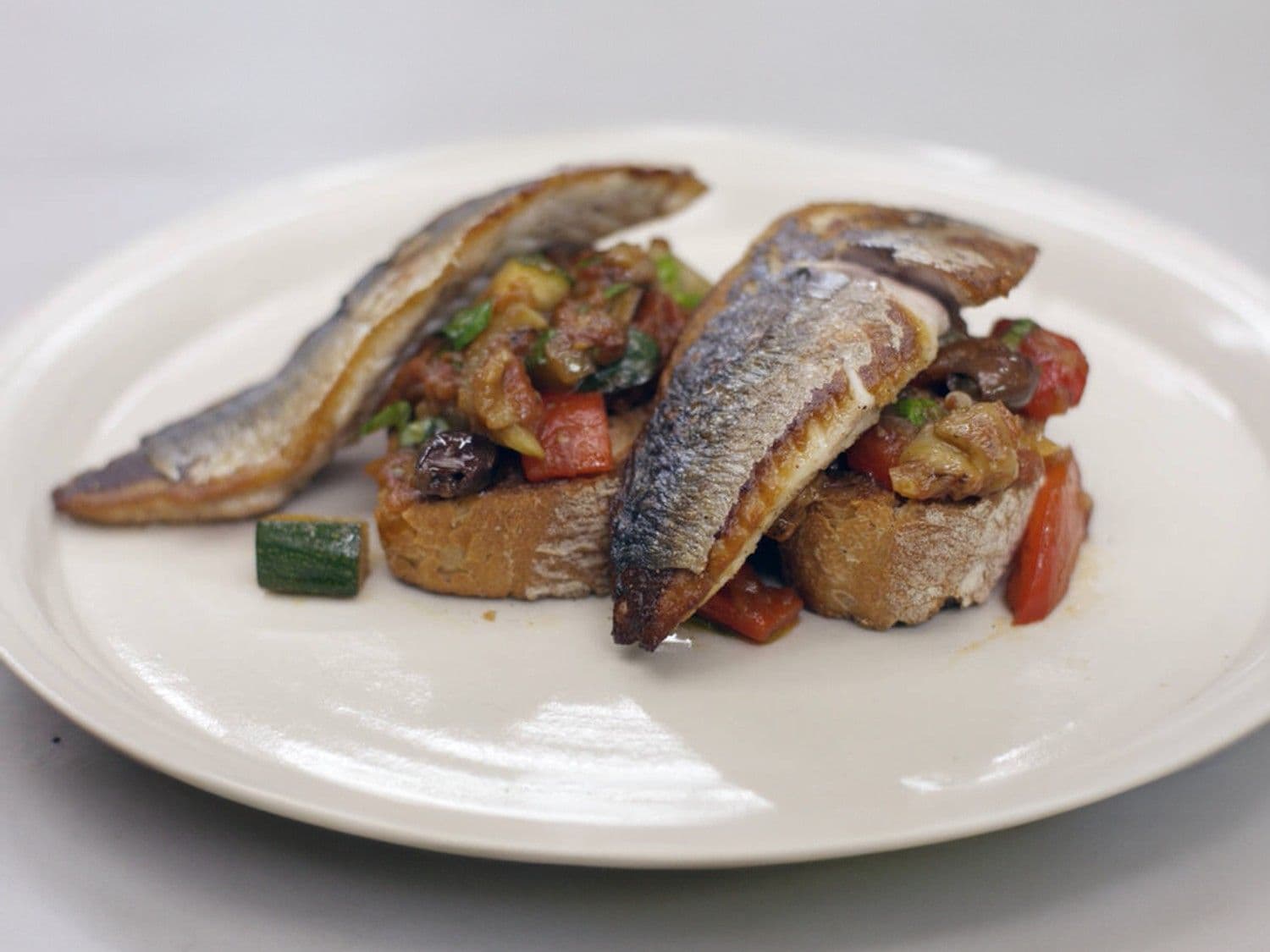 Bruschetta met caponata en gebakken makreel