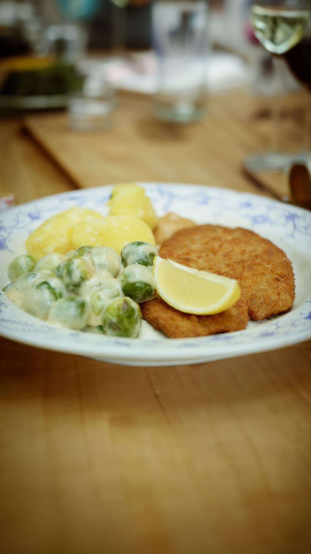Kalkoenschnitzel met spruitjes in kaassaus, gekookte aardappelen en mosterd