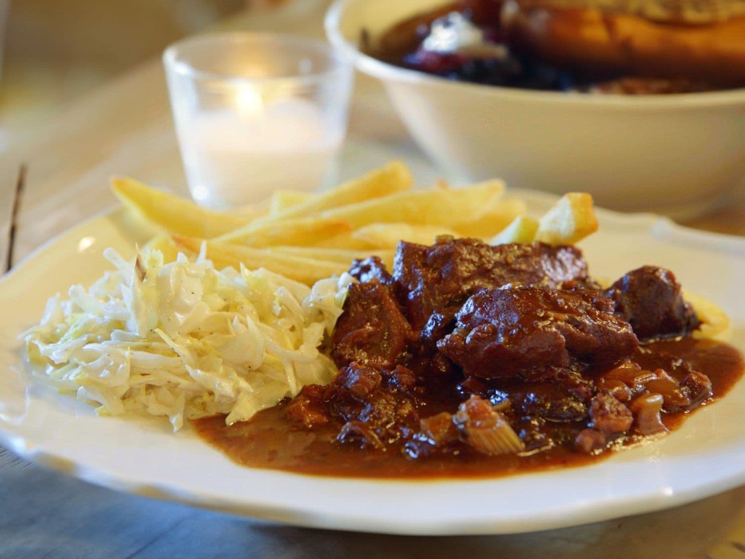 Stoofvlees van everzwijn met frietjes en witloofsalade