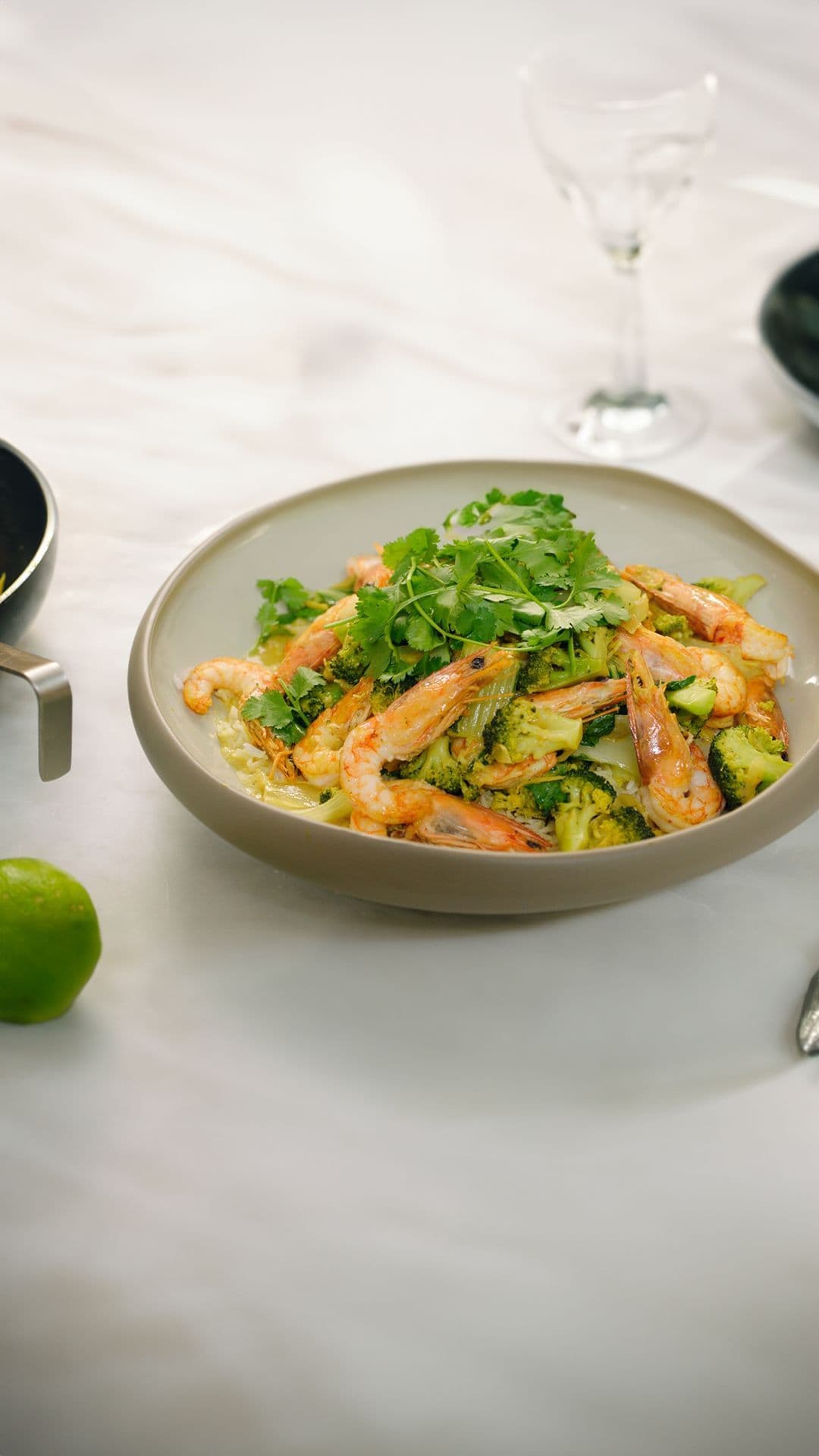 Gebakken gamba’s met broccoli en currysaus