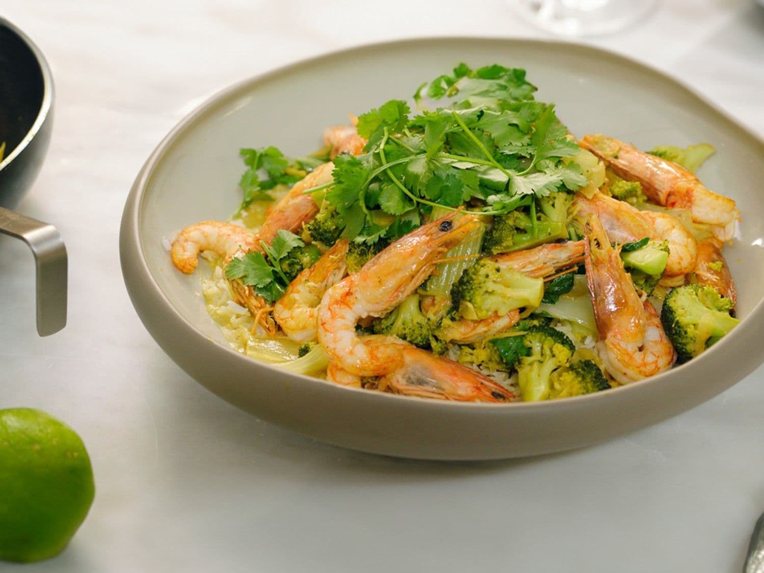 Gebakken gamba’s met broccoli en currysaus