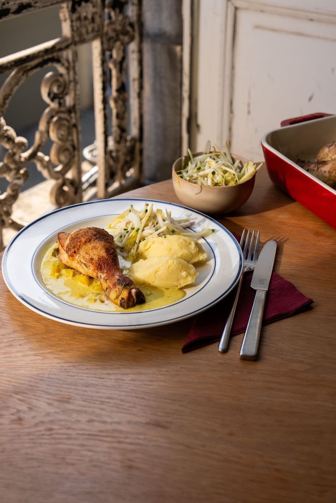 Gebakken kippenbillen met knolselderpuree en witloofsla