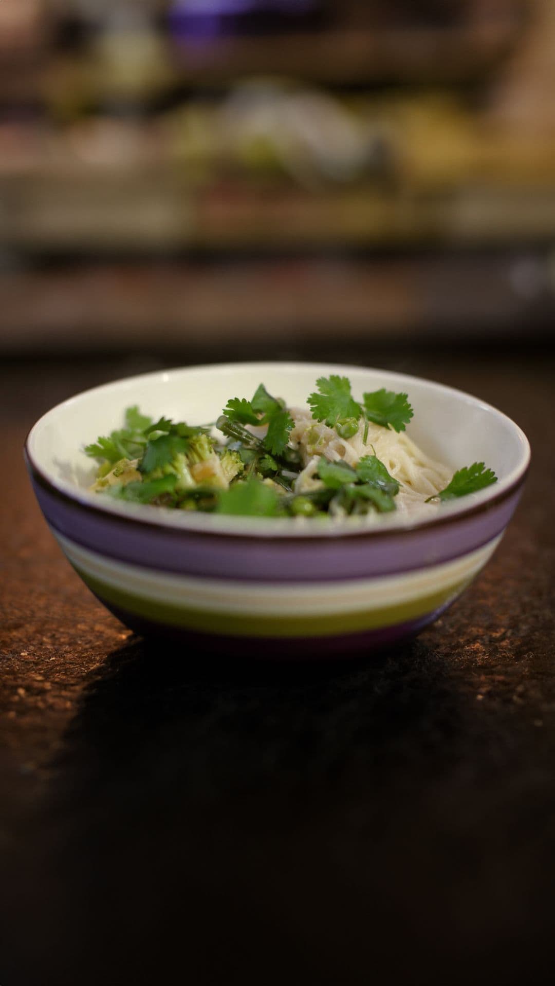 Curry van groene groenten met noedels