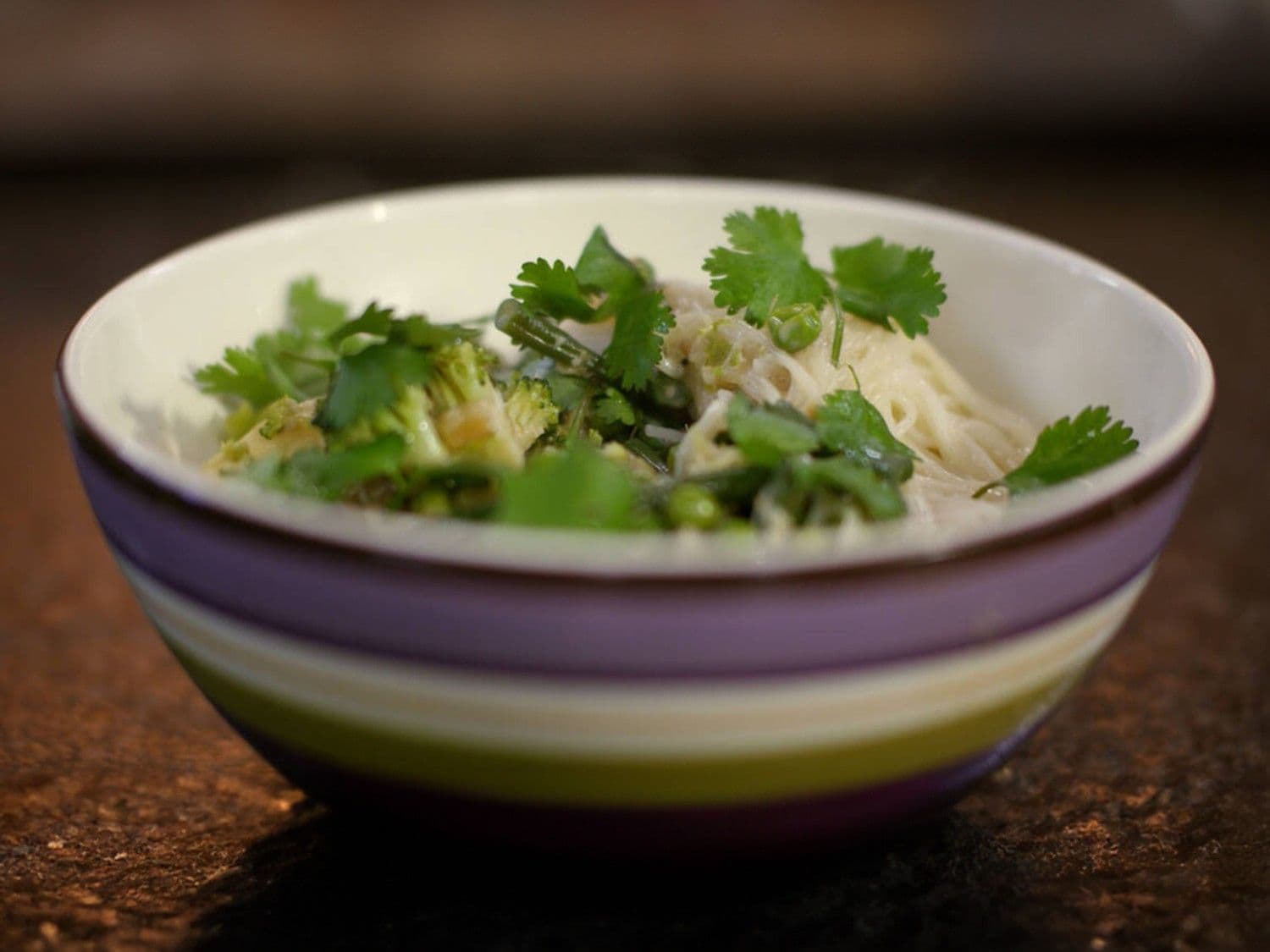 Curry van groene groenten met noedels