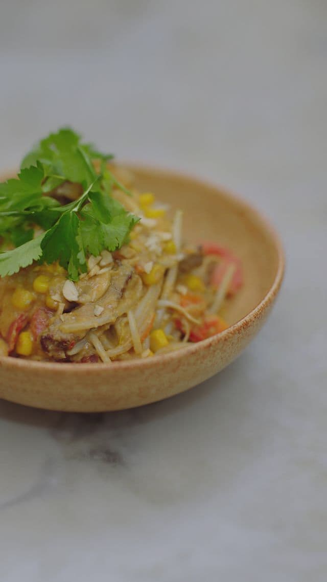 Wok met rundsvlees, groenten en satésaus