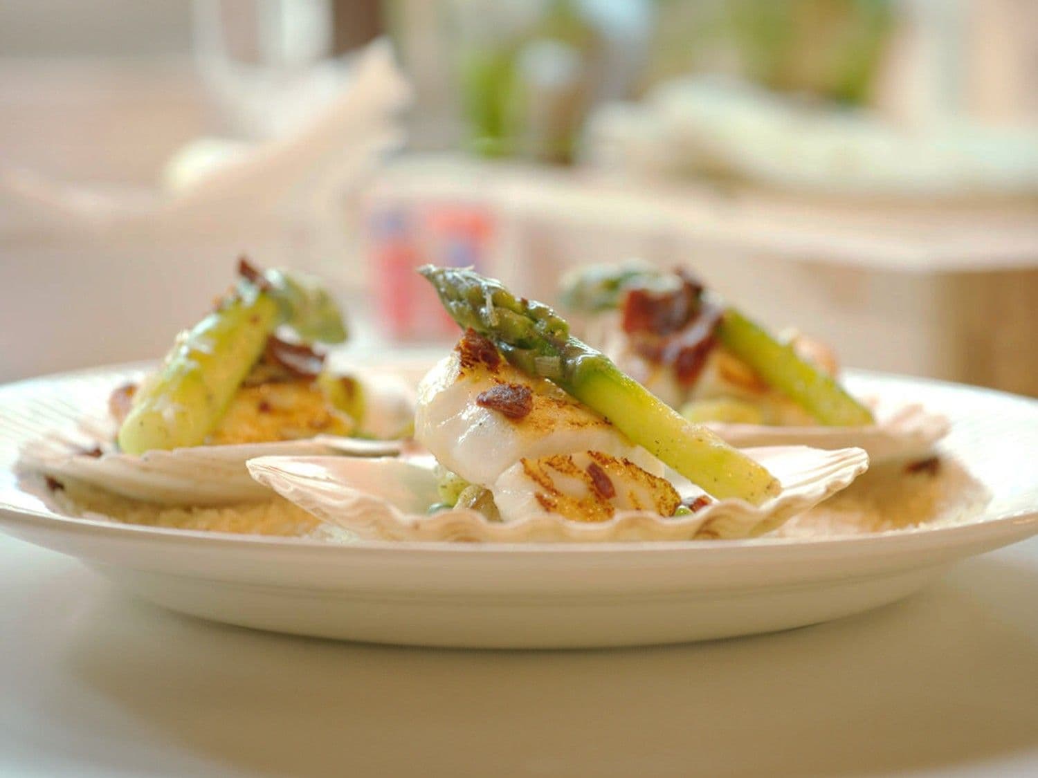 Lamsballetjes met bloemkoolcouscous, taco van parmezaan met rundertartaar en kabeljauw met groene asperges