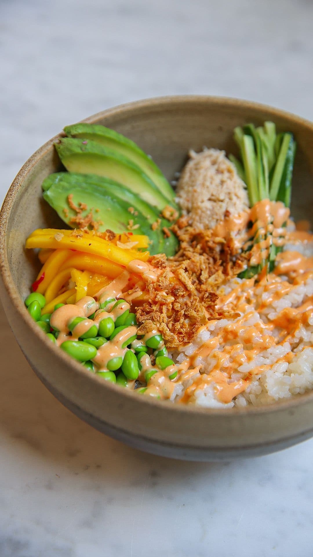 Pokébowl met verse krabsla, mango, avocado en srirachamayonaise