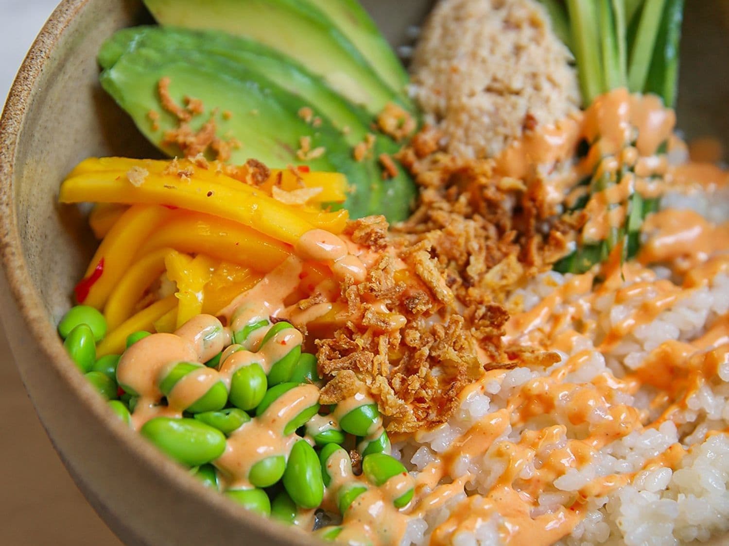 Pokébowl met verse krabsla, mango, avocado en srirachamayonaise