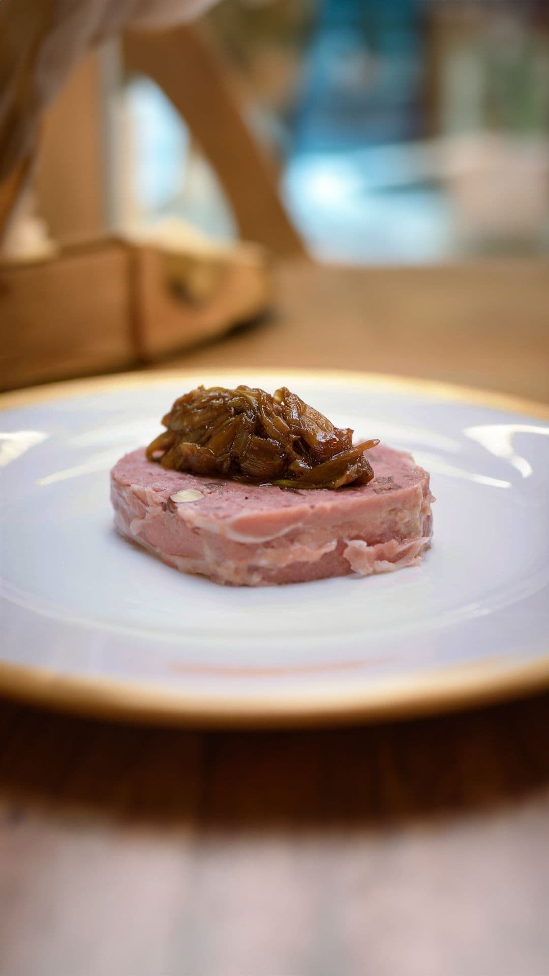 Wildpaté met veenbessen en hazelnoot, rozijnentoast en gekonfijt witloof