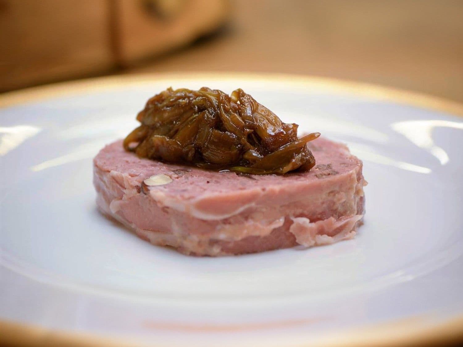 Wildpaté met veenbessen en hazelnoot, rozijnentoast en gekonfijt witloof
