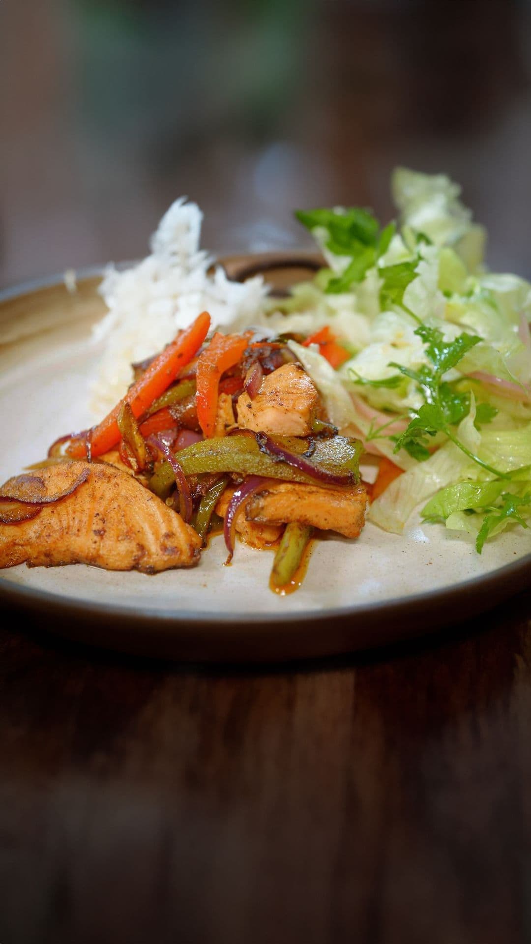 Gyros van zalm met rijst en ijsbergsla