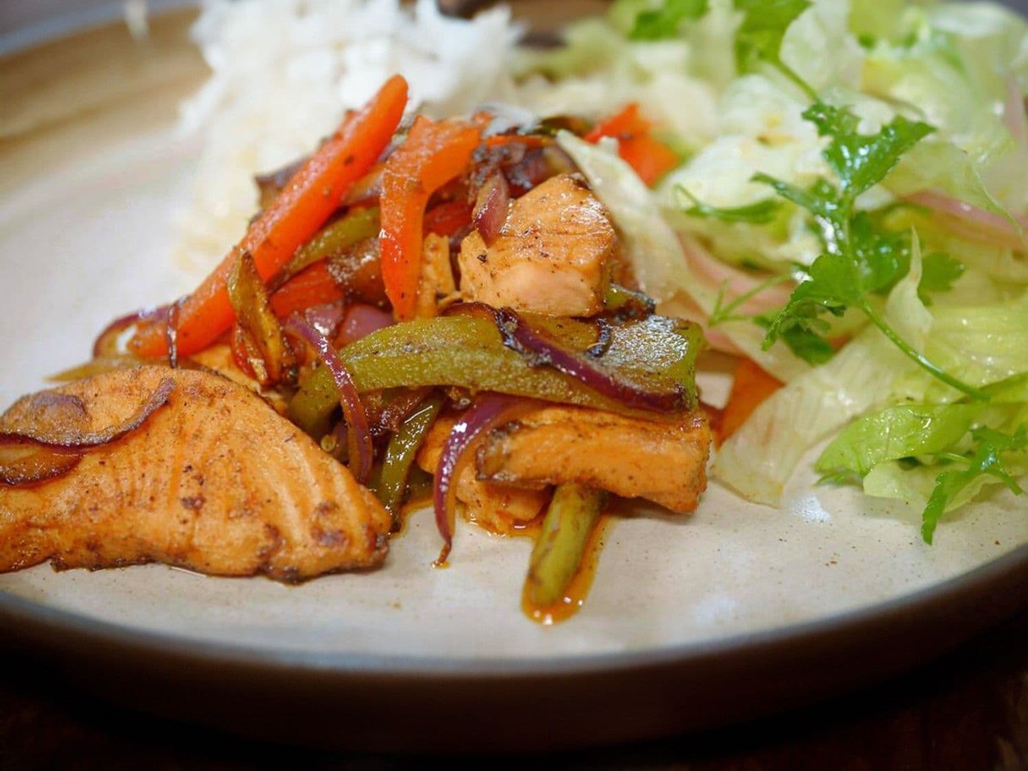 Gyros van zalm met rijst en ijsbergsla