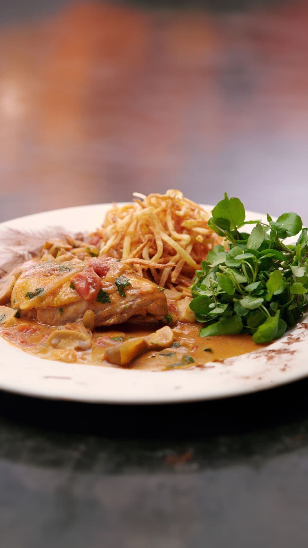 Kippenbouten met champignons, dragon en pommes paille