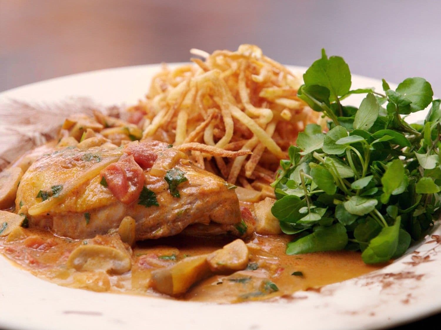 Kippenbouten met champignons, dragon en pommes paille